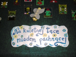 „Na kwietnej łące-miodem pachnącej”.