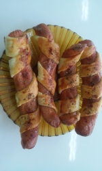 Parówki zawijane w ciasto francuski