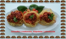 Gniazdka makaronowe z klopsikami i sosem pomidorowym